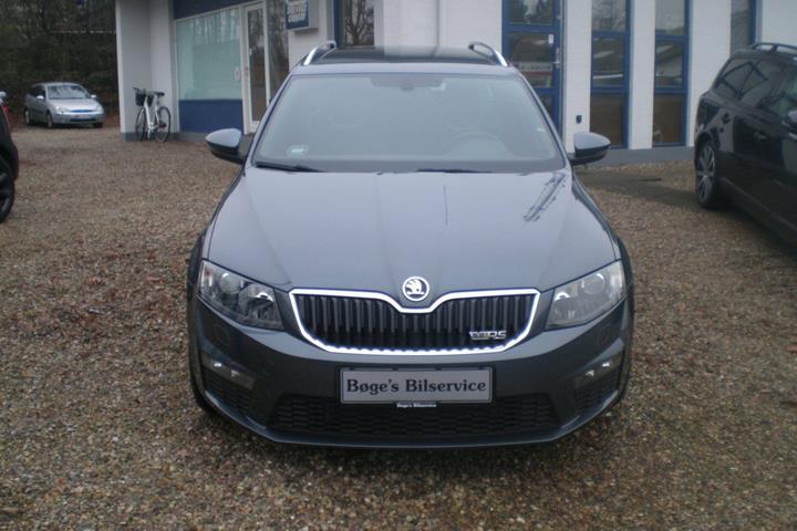 Grå Skoda Octavia fra 2016