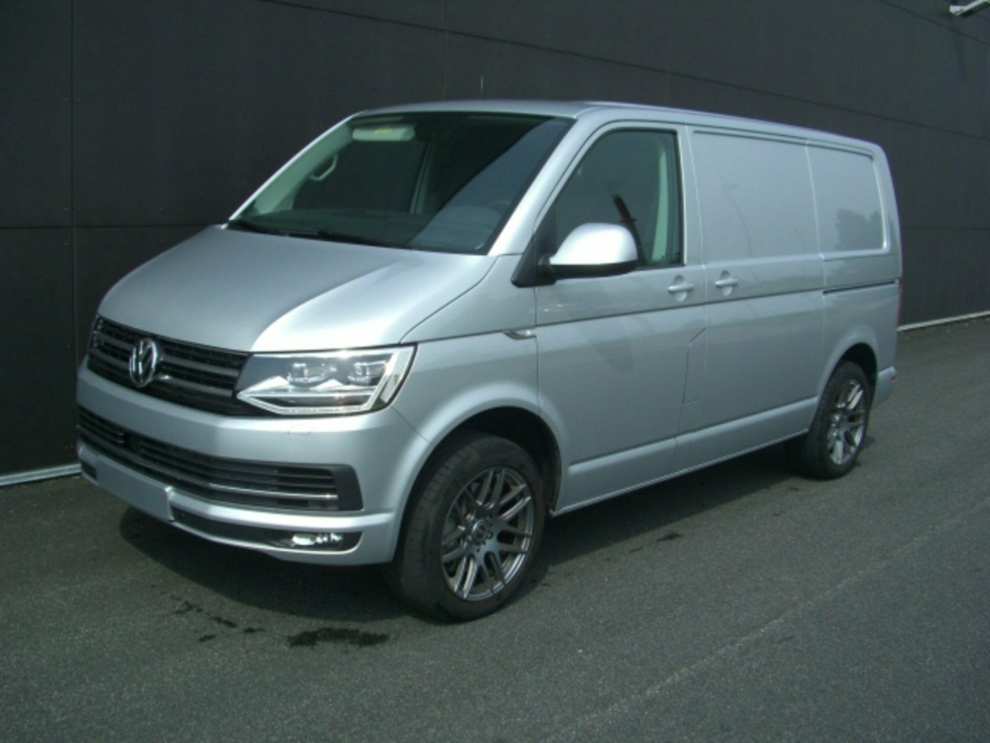 Grå VW Transporter fra 2019