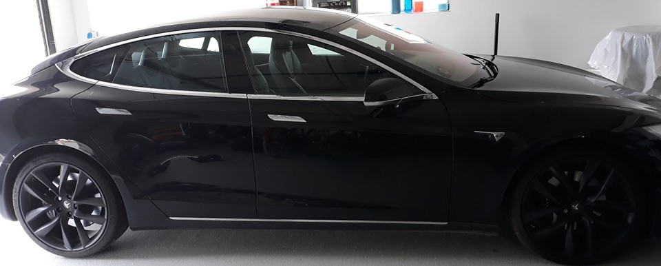Sort Tesla Model S fra 2017