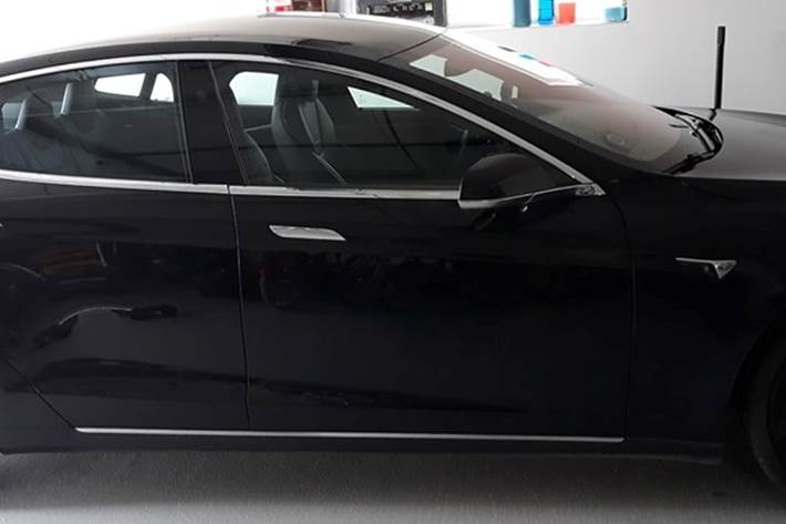 Sort Tesla Model S fra 2017