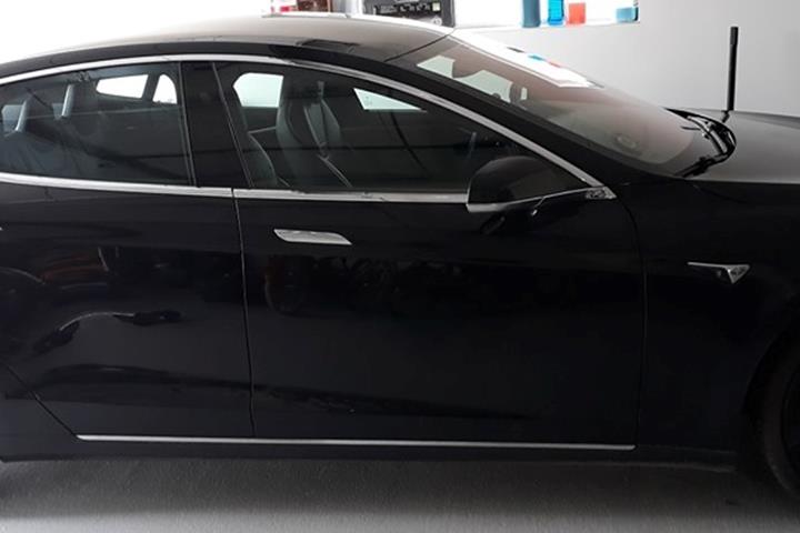 Sort Tesla Model S fra 2017