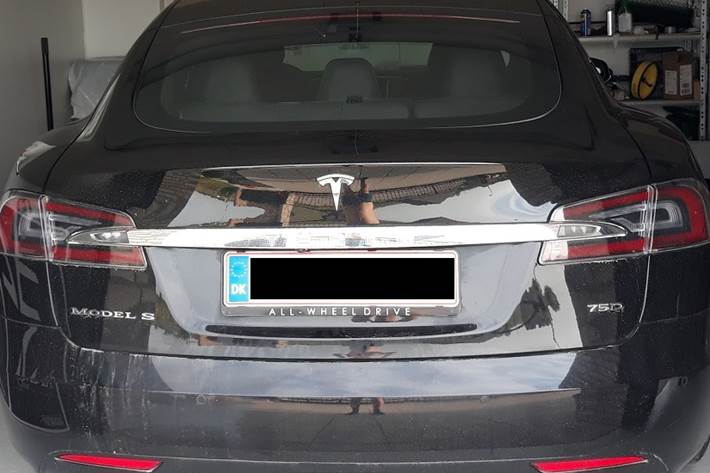 Sort Tesla Model S fra 2017