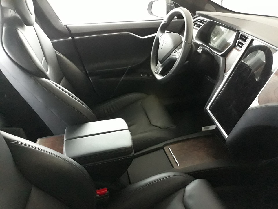 Sort Tesla Model S fra 2017