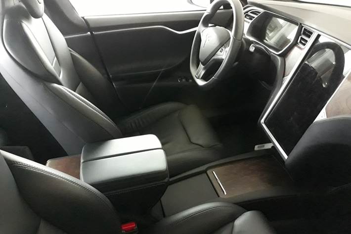 Sort Tesla Model S fra 2017