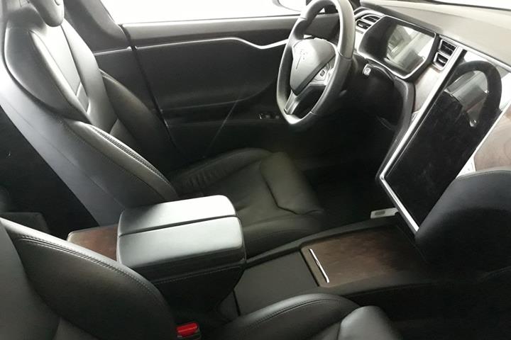 Sort Tesla Model S fra 2017