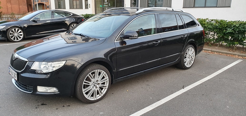 Sort Skoda Superb fra 2010