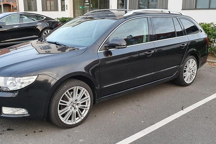 Sort Skoda Superb fra 2010