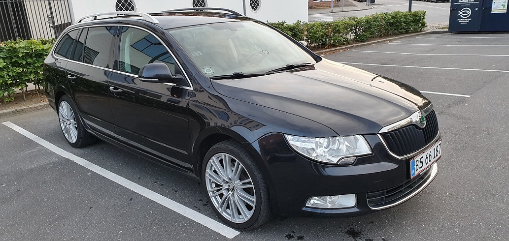 Sort Skoda Superb fra 2010