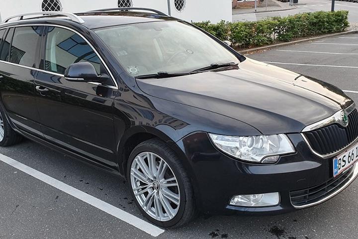 Sort Skoda Superb fra 2010