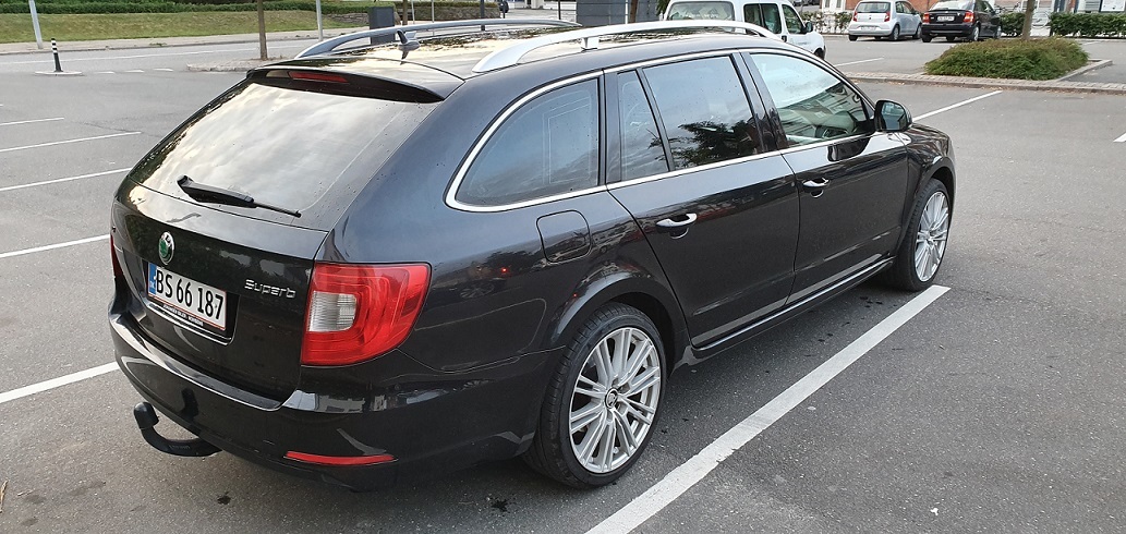 Sort Skoda Superb fra 2010
