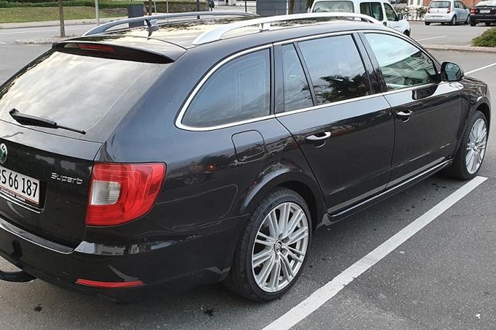 Sort Skoda Superb fra 2010