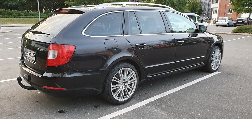 Sort Skoda Superb fra 2010