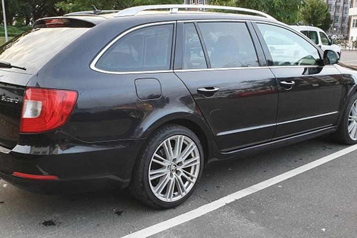 Sort Skoda Superb fra 2010