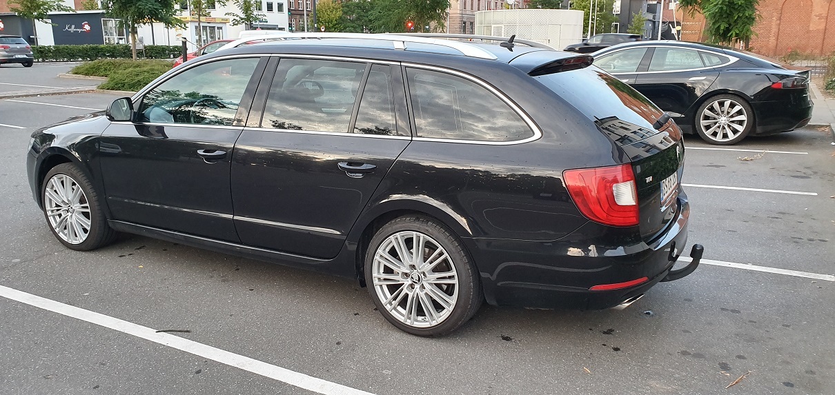Sort Skoda Superb fra 2010