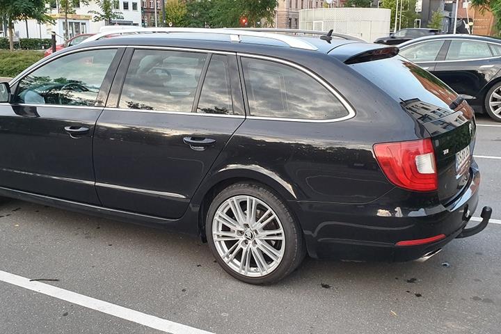 Sort Skoda Superb fra 2010