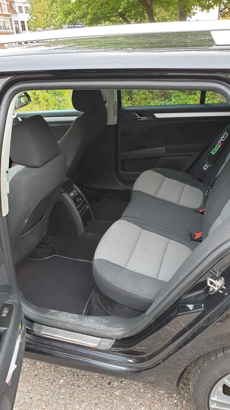 Sort Skoda Superb fra 2010