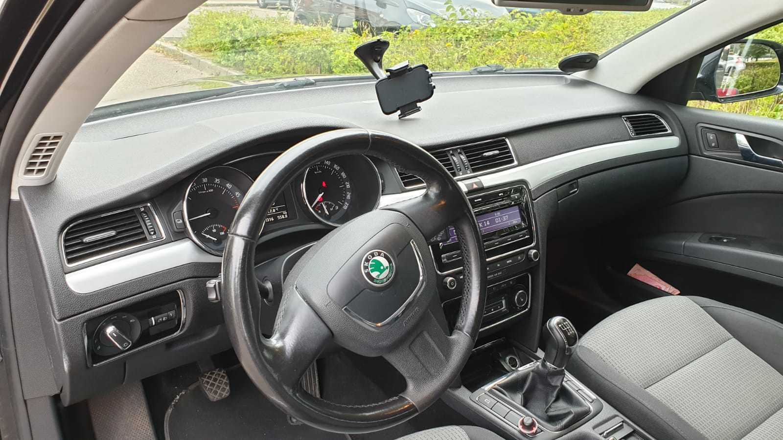 Sort Skoda Superb fra 2010