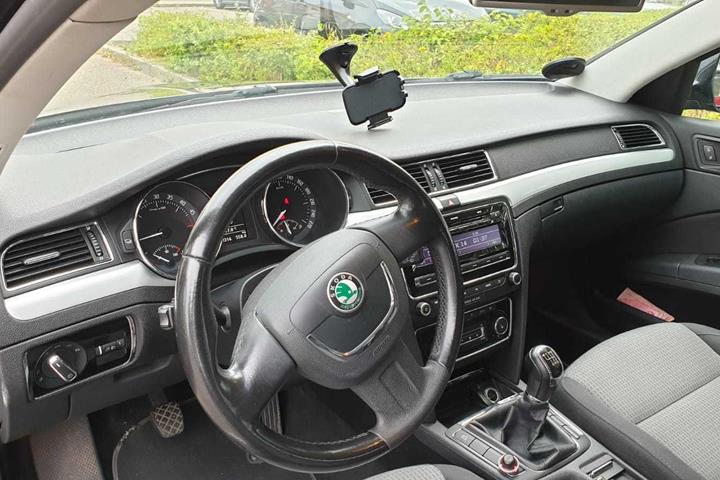 Sort Skoda Superb fra 2010