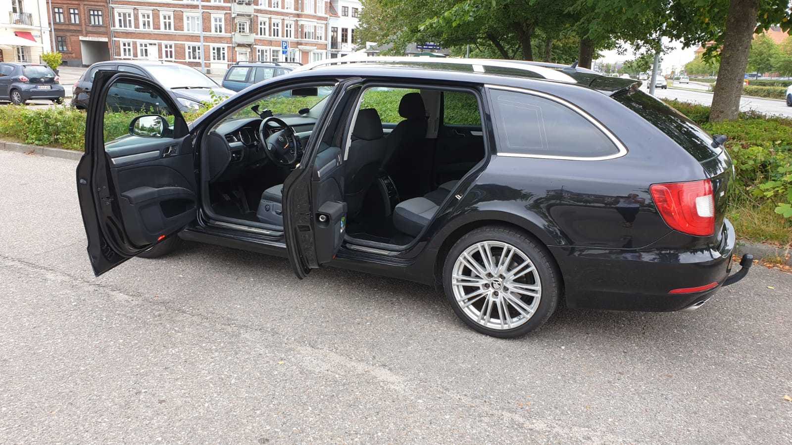 Sort Skoda Superb fra 2010