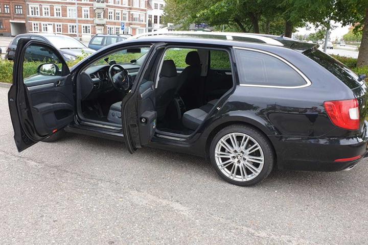 Sort Skoda Superb fra 2010