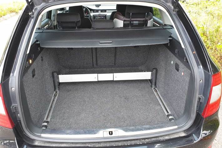 Sort Skoda Superb fra 2010