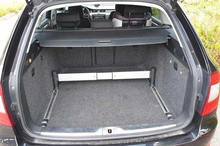 Sort Skoda Superb fra 2010