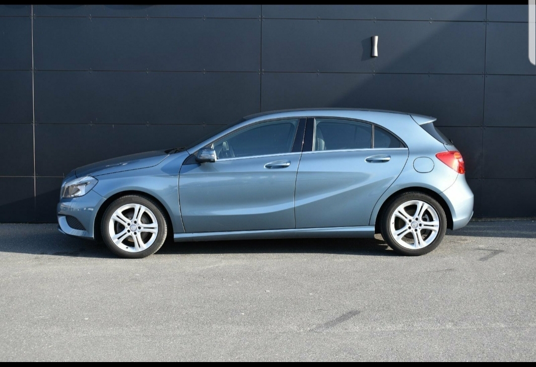 Blå Mercedes A180 d fra 2015