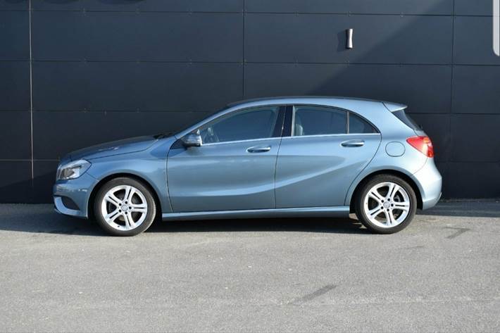 Blå Mercedes A180 d fra 2015