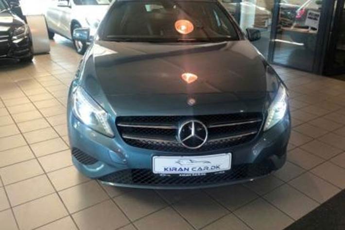 Blå Mercedes A180 d fra 2015