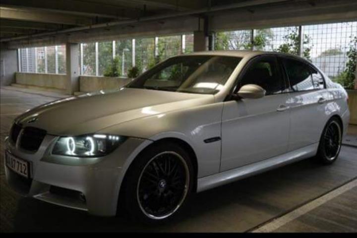 Sølv BMW 318 fra 2008