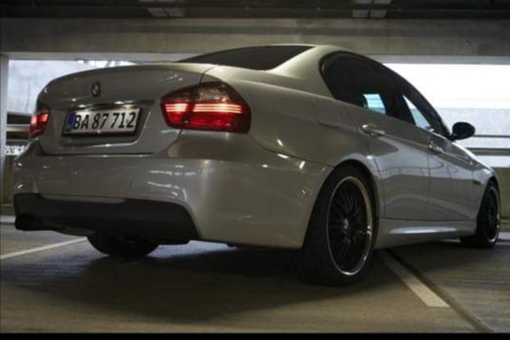 Sølv BMW 318 fra 2008