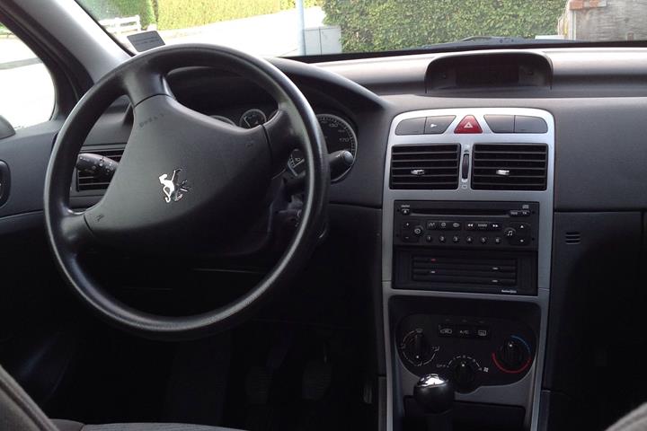 Grøn Peugeot 307 fra 2002