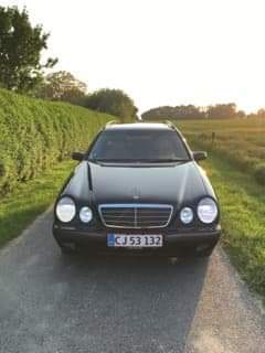 Sort Mercedes 200 E fra 2000