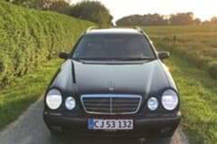 Sort Mercedes 200 E fra 2000
