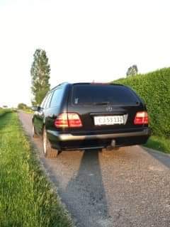 Sort Mercedes 200 E fra 2000