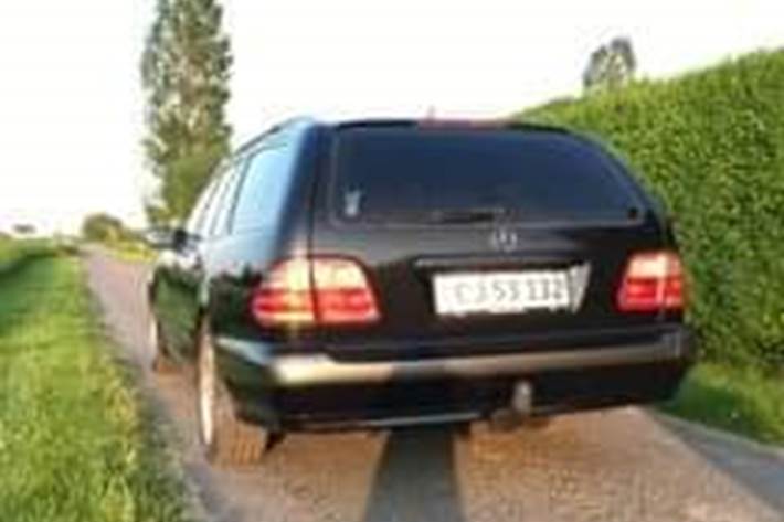 Sort Mercedes 200 E fra 2000