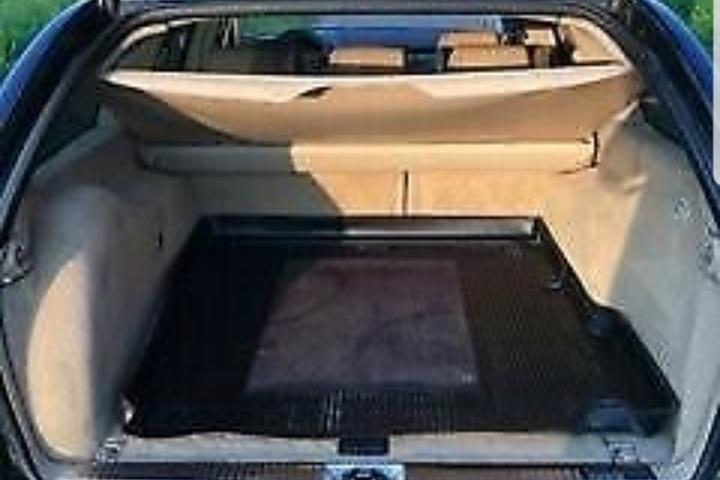 Sort Mercedes 200 E fra 2000