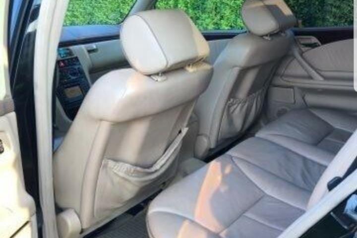 Sort Mercedes 200 E fra 2000