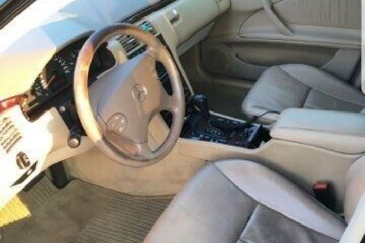 Sort Mercedes 200 E fra 2000