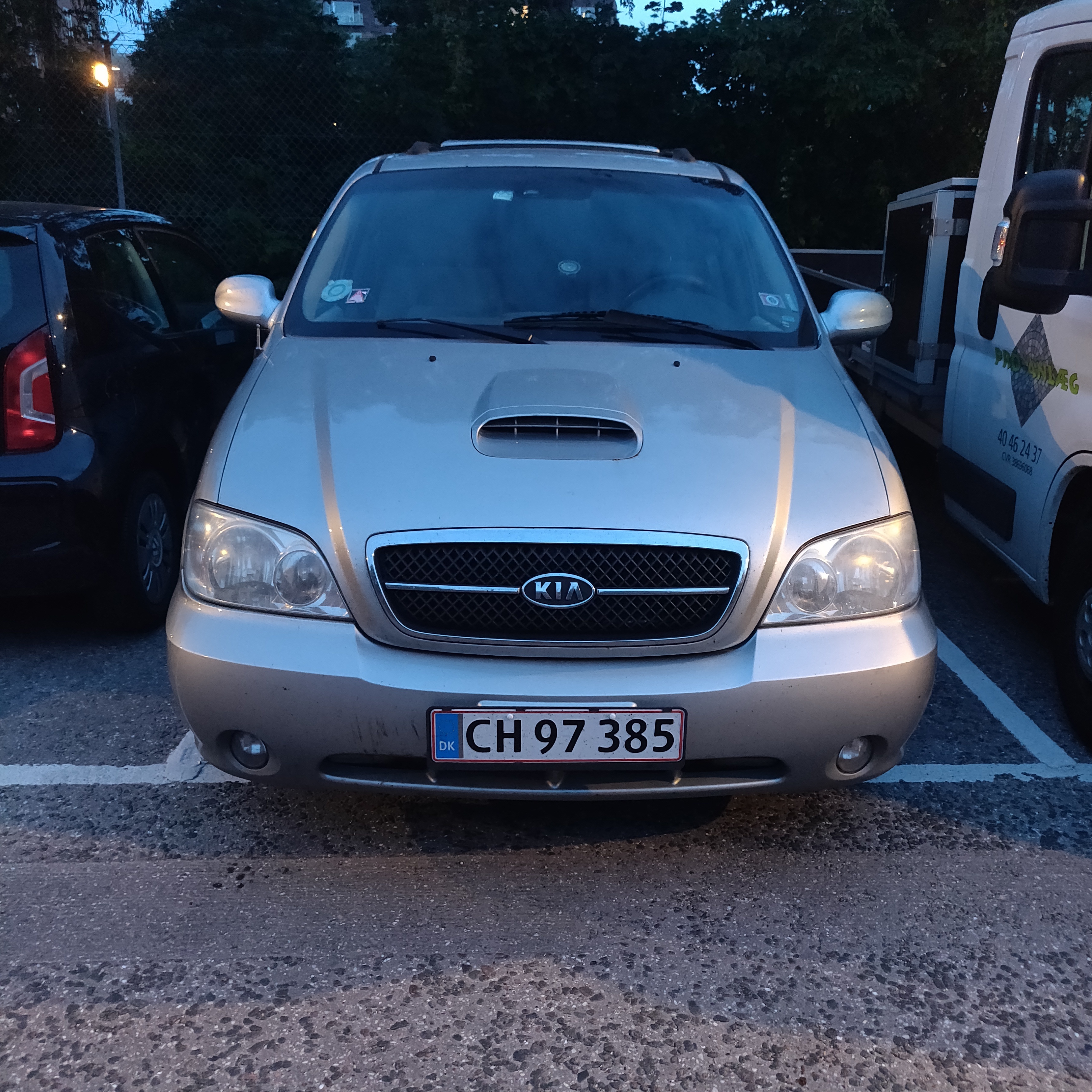 Grå Kia Carnival fra 2005