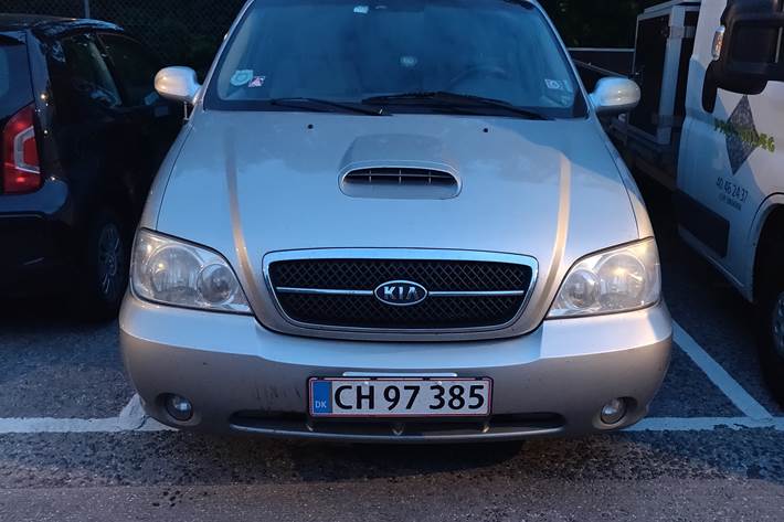 Grå Kia Carnival fra 2005