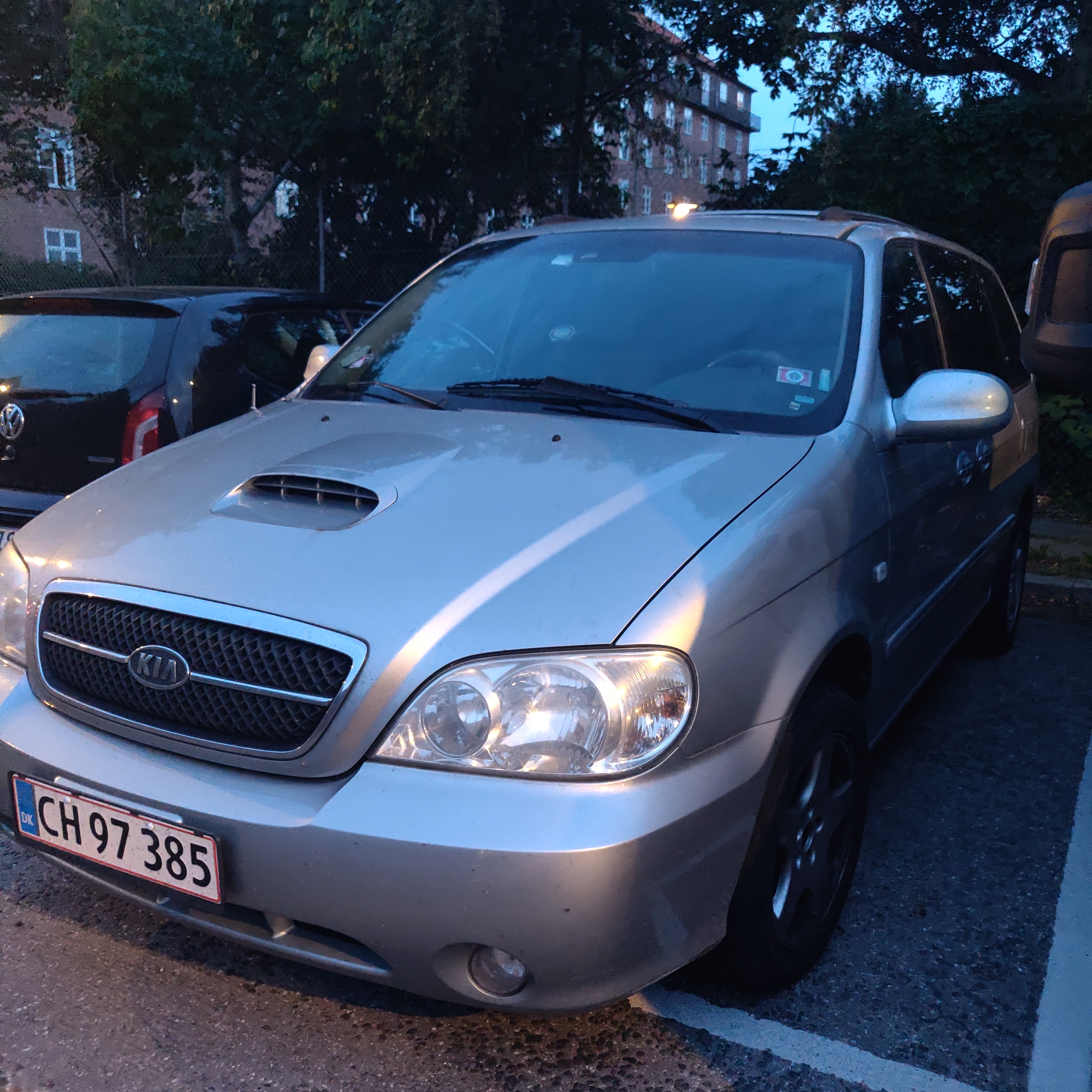 Grå Kia Carnival fra 2005