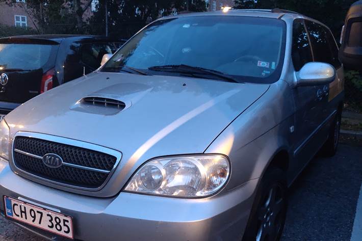 Grå Kia Carnival fra 2005