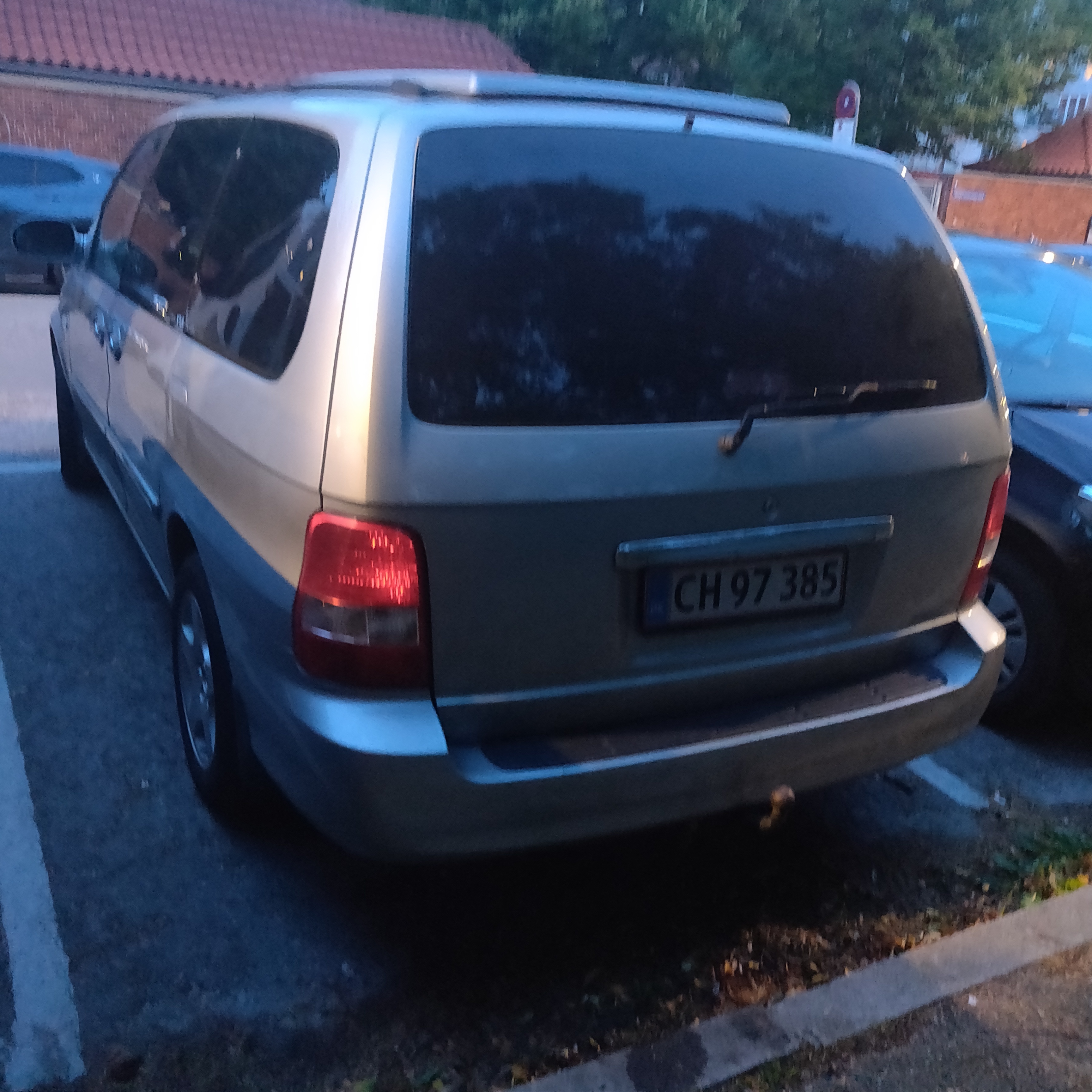 Grå Kia Carnival fra 2005