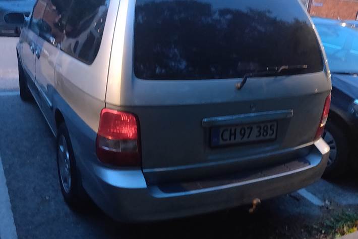Grå Kia Carnival fra 2005