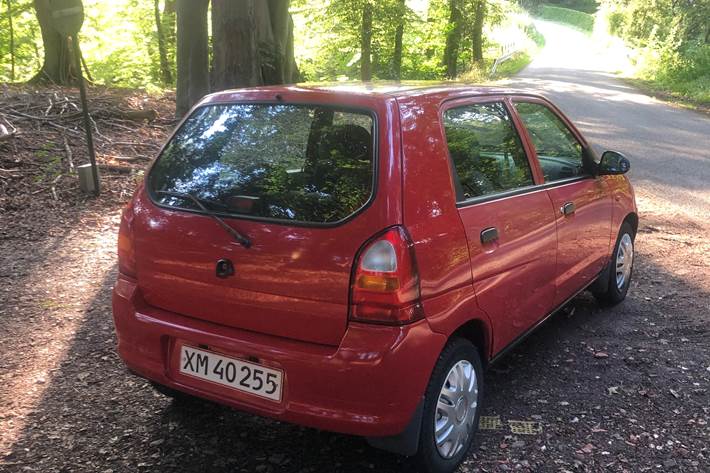 Rød Suzuki Alto fra 2005