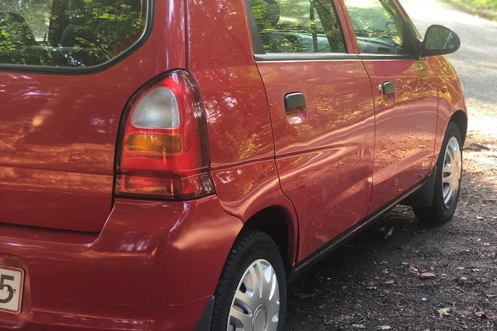 Rød Suzuki Alto fra 2005