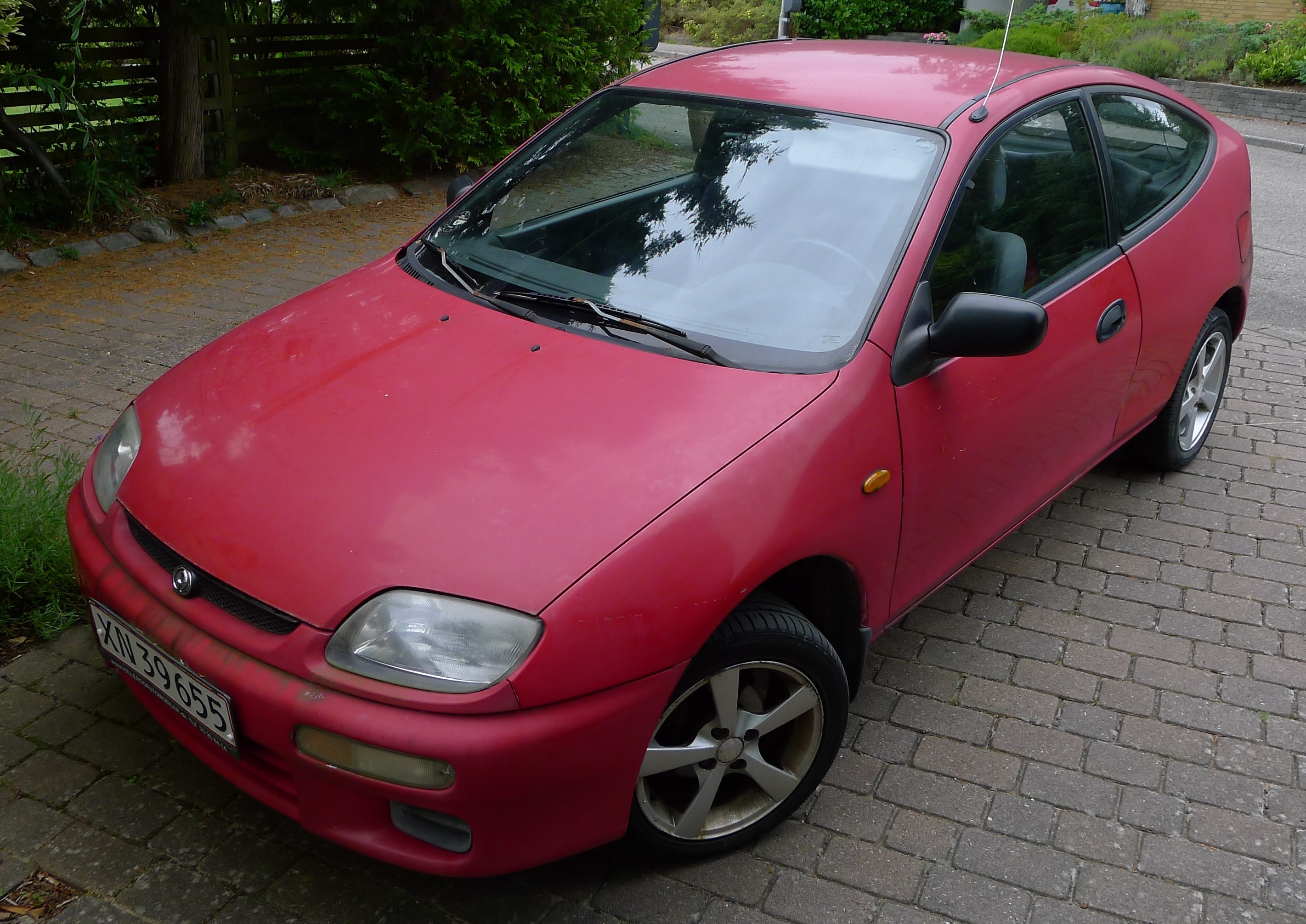 Rød Mazda 323 fra 1995