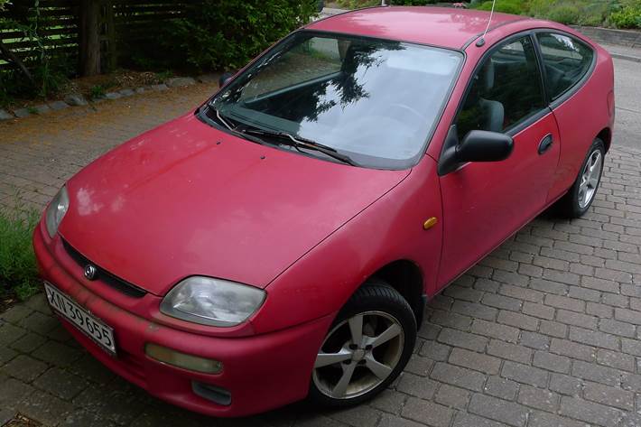 Rød Mazda 323 fra 1995