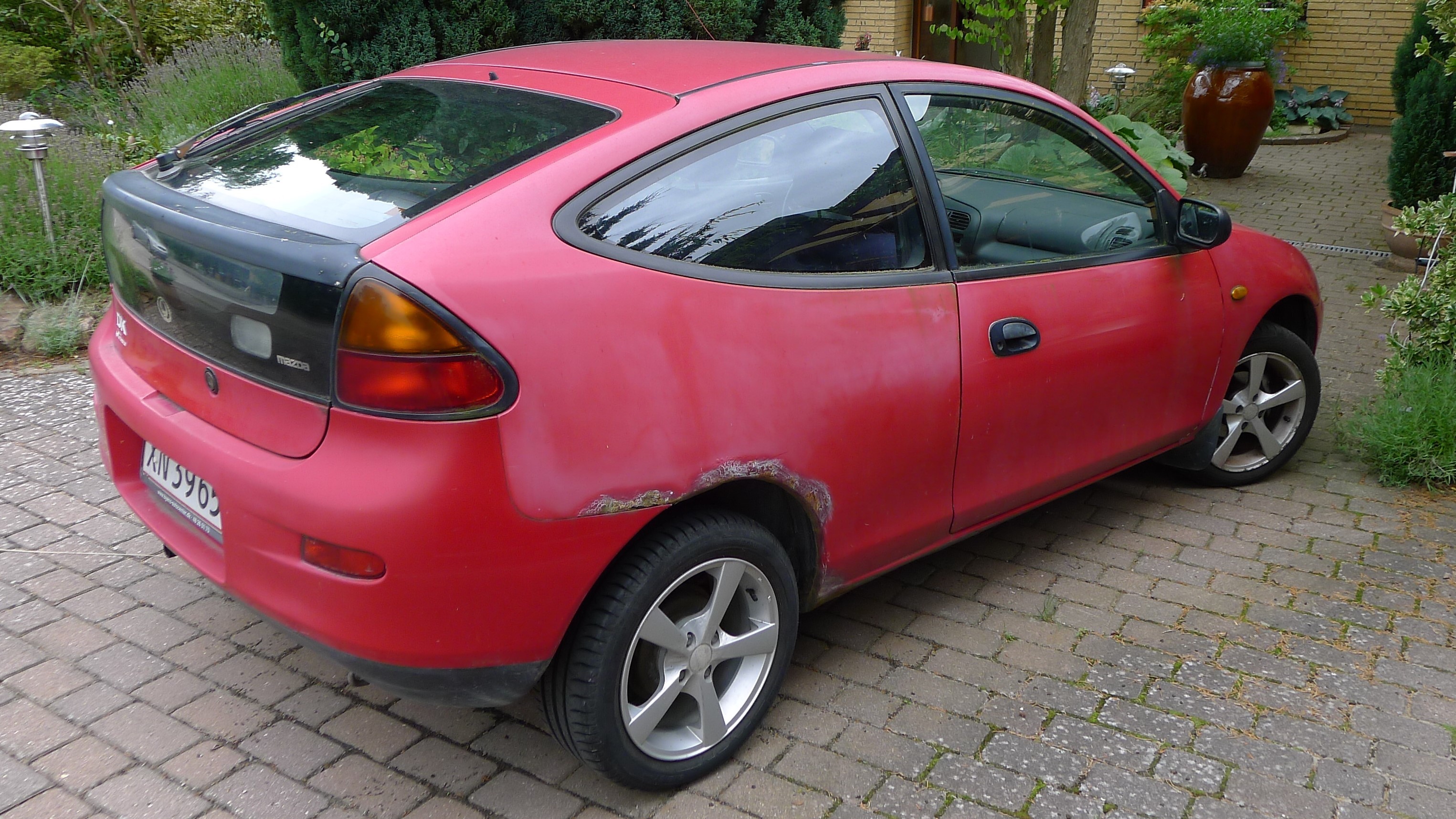 Rød Mazda 323 fra 1995